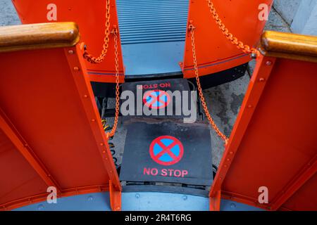 Kein Stoppschild zwischen zwei Wagen in der alten Straßenbahn im Dorf Soller. Die Straßenbahn fährt 5kms km vom Bahnhof in Soller Böse Stockfoto