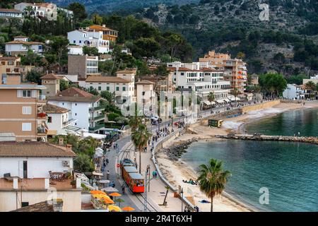 Blick aus der Vogelperspektive auf den Strand Platja de Port de soller, Port de Soller, Mallorca, Balearen, Spanien Stockfoto