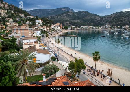 Blick aus der Vogelperspektive auf den Strand Platja de Port de soller, Port de Soller, Mallorca, Balearen, Spanien Stockfoto