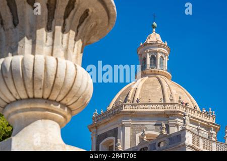 Blick auf die Rotunde Chiesa della Badia di Sant'Agata von der Piazza Duomo, Catania, Sizilien, Italien, Europa Stockfoto