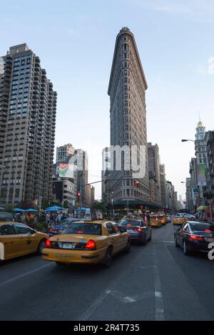 WIR, New York, das Flatiron Building am Broadway. Stockfoto