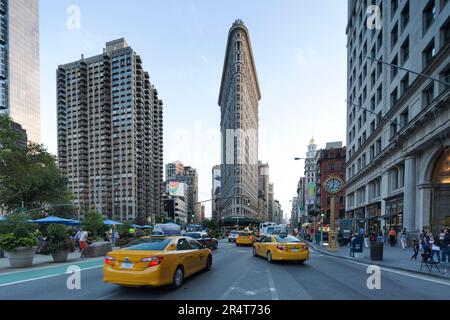 WIR, New York, das Flatiron Building am Broadway. Stockfoto