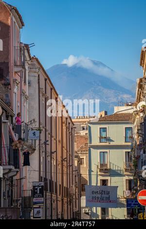 Blick auf den Ätna und die Straße in der Nähe von Castello Ursino, Catania, Sizilien, Italien, Europa Stockfoto