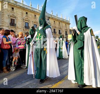 Andalusien Spanien. Prozession im Semana Santa (Heilige Woche) in Granada. Die charakteristische spitzer Kapuze (Kapiroten), die von den Bußgesellen getragen wird Stockfoto