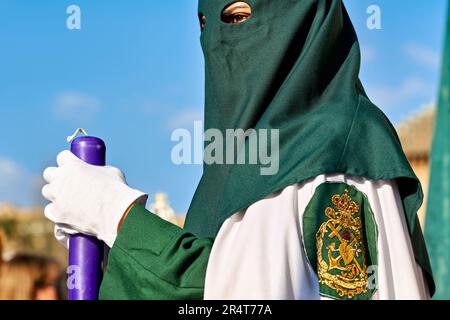 Andalusien Spanien. Prozession im Semana Santa (Heilige Woche) in Granada. Die charakteristische spitzer Kapuze (Kapiroten), die von den Bußgesellen getragen wird Stockfoto