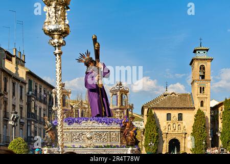 Andalusien Spanien. Prozession im Semana Santa (Heilige Woche) in Granada. Heilige Statuen, die auf Schwimmer montiert sind Stockfoto