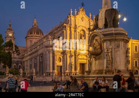 Blick auf den Duomo di Sant'Agata und den Elefantenbrunnen auf der Piazza Duomo in der Abenddämmerung, Catania, Sizilien, Italien, Europa Stockfoto