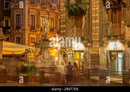 Blick auf Chiesa della Badia di Sant'Agata und den Brunnen dell'Amenano in der Abenddämmerung, Catania, Sizilien, Italien, Europa Stockfoto