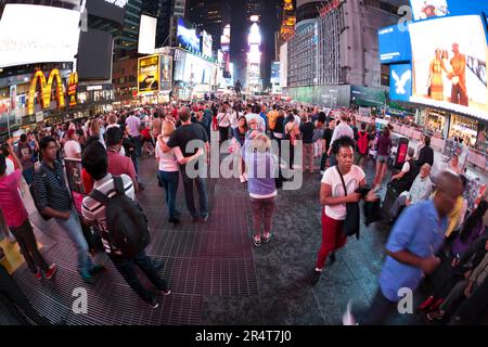 WIR, New York, Touristen, die Fotos am Times Square machen. Stockfoto