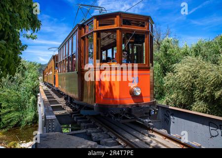 Alte Straßenbahn neben dem Dorf Soller. Die Straßenbahn fährt 5kms km vom Bahnhof im Dorf Soller zum Puerto de Soller, Soll Stockfoto