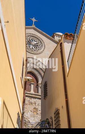 Blick auf die Kirche St. Nikolaus von Bari in Castelmola, Taormina, Sizilien, Italien, Europa Stockfoto