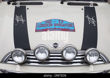 Brighton, Großbritannien - Mai 19 2019: Nahaufnahme der Motorhaube eines John Cooper Mini, der am London Brighton Mini Run 2019 am Meer teilnimmt. Stockfoto