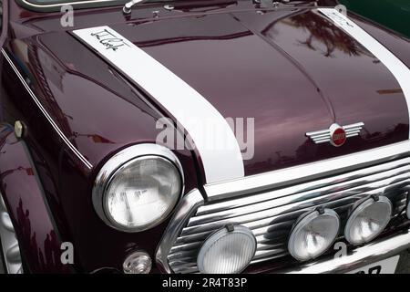 Brighton, Großbritannien - Mai 19 2019: Nahaufnahme der Motorhaube eines John Cooper Mini, der am London Brighton Mini Run 2019 am Meer teilnimmt. Stockfoto