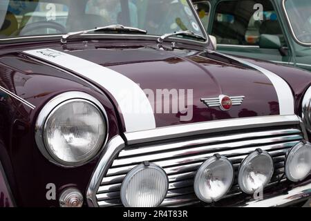 Brighton, Großbritannien - Mai 19 2019: Nahaufnahme der Motorhaube eines John Cooper Mini, der am London Brighton Mini Run 2019 am Meer teilnimmt Stockfoto