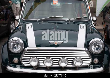 Brighton, Großbritannien - Mai 19 2019: Nahaufnahme der Motorhaube eines John Cooper Mini, der am London Brighton Mini Run 2019 am Meer teilnimmt Stockfoto