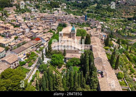 Aus der Vogelperspektive sehen Sie das echte Cartuja de Valldemossa, ein altes Karthuserkloster, das als königliche Residenz gegründet wurde, die Insel Mallorca, die Balearen, Spanien. T Stockfoto