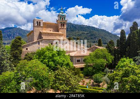 Aus der Vogelperspektive sehen Sie das echte Cartuja de Valldemossa, ein altes Karthuserkloster, das als königliche Residenz gegründet wurde, die Insel Mallorca, die Balearen, Spanien. T Stockfoto