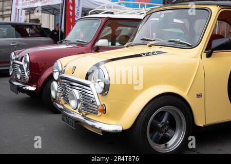 Brighton, Großbritannien - Mai 19 2019: Ein gelber und roter John Cooper Mini, der am London Brighton Mini Run 2019 am Meer in Brighton teilnimmt Stockfoto