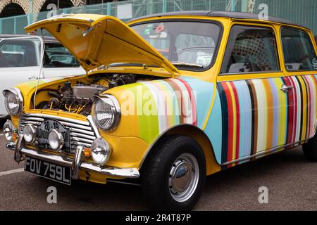 Brighton, Großbritannien - Mai 19 2019: Auf dem London Brighton Mini Run 2019 wird ein schönes gestreiftes Miniauto mit offener Motorhaube ausgestellt. Stockfoto