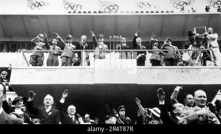 OLYMPISCHE SOMMERSPIELE 1936 IN BERLIN. Hitler nimmt bei der Eröffnungszeremonie den Gruß an. Rechts ist Leni Riefenstahl mit ihrem Kameramann. Zu ihrer Rechten sind Göring und Goebbels Stockfoto