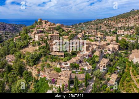 Luftaufnahme des auf einem Hügel gelegenen Dorfes Deia, Deya Municipality, Mallorca, Balearen, Spanien Stockfoto