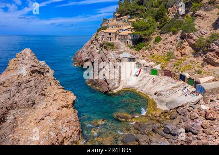 Es Calo S’ Estaca, Naturpark Sierra de Tramuntana, Valldemossa, Mallorca, Balearen Spanien. Caló de s'Estaca ist ein kleiner Kies und Felsen Stockfoto