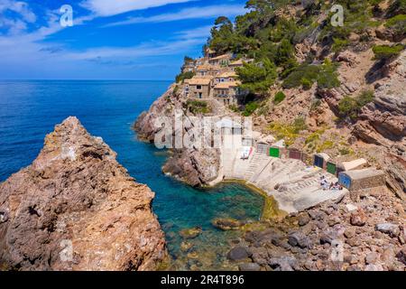 Es Calo S’ Estaca, Naturpark Sierra de Tramuntana, Valldemossa, Mallorca, Balearen Spanien. Caló de s'Estaca ist ein kleiner Kies und Felsen Stockfoto