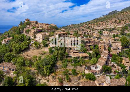 Luftaufnahme des auf einem Hügel gelegenen Dorfes Deia, Deya Municipality, Mallorca, Balearen, Spanien Stockfoto