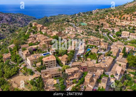 Luftaufnahme des auf einem Hügel gelegenen Dorfes Deia, Deya Municipality, Mallorca, Balearen, Spanien Stockfoto