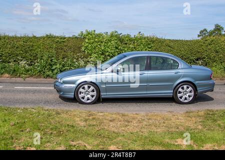 2006 Blauer britischer Jaguar X-Type V6 Auto Limousine 2496 cm3; auf der Capesthorne Hall Cheshire Classic Show, 2023 Stockfoto