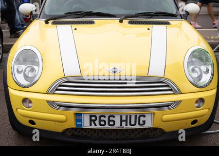Brighton, Großbritannien - Mai 19 2019: Eine Nahaufnahme der Motorhaube eines gelben Mini-Autos mit weißen Streifen wird im Rahmen des London Brighton Mini Run 2019 gezeigt. Stockfoto
