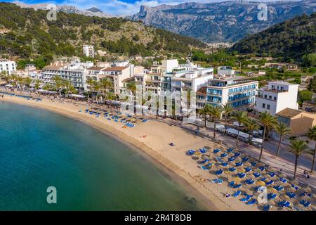 Blick aus der Vogelperspektive auf den Strand Platja de Port de soller, Port de Soller, Mallorca, Balearen, Spanien Stockfoto