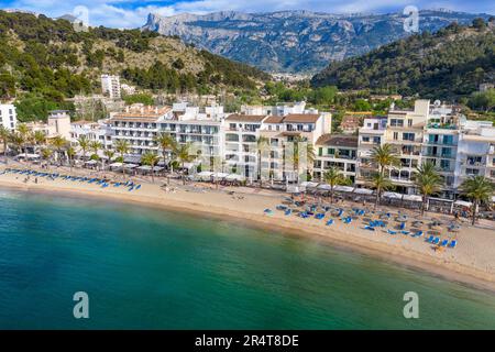 Blick aus der Vogelperspektive auf den Strand Platja de Port de soller, Port de Soller, Mallorca, Balearen, Spanien Stockfoto