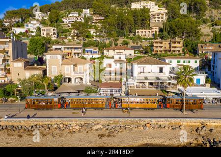 Luftaufnahme der alten Straßenbahn im Dorf Port de Soller. Die Straßenbahn fährt 5kms km vom Bahnhof im Dorf Soller zum Stockfoto