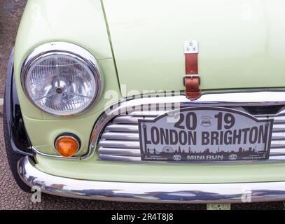 Brighton, Großbritannien - Mai 19 2019: Details der Motorhaube eines Mini-Autos, das am London Brighton Mini Run 2019 teilnimmt. Die Farbe ist blassgrün. Stockfoto