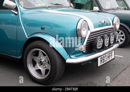 Brighton, Großbritannien - Mai 19 2019: Die Vorderseite eines metallisch blauen Mini-Autos, das am London Brighton Mini Run 2019 teilnimmt. Stockfoto