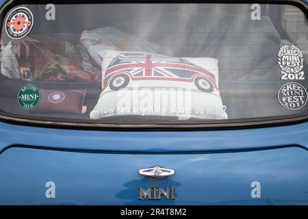 Brighton, Großbritannien - Mai 19 2019: Detailansicht des Heckfensters eines blauen Minifahrzeugs, das am London Brighton Mini Run 2019 teilnimmt. Stockfoto