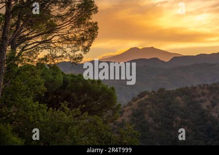 Blick auf den Ätna von Savoca bei Sonnenuntergang, Savoca, Messina, Sizilien, Italien, Europa Stockfoto