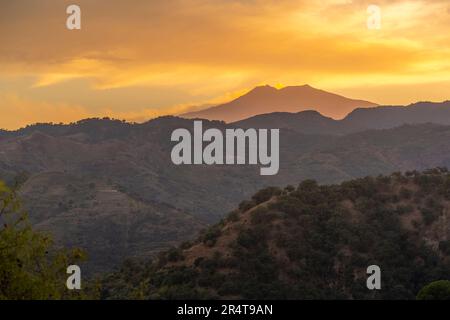 Blick auf den Ätna von Savoca bei Sonnenuntergang, Savoca, Messina, Sizilien, Italien, Europa Stockfoto