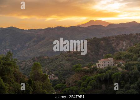 Blick auf den Ätna von Savoca bei Sonnenuntergang, Savoca, Messina, Sizilien, Italien, Europa Stockfoto