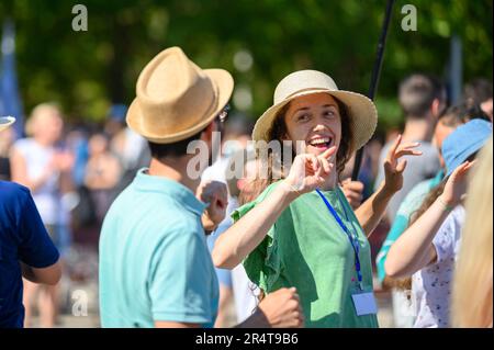 Junge Menschen tanzen zu christlichen Liedern während des Mladifests 2022 – dem Jugendfestival – in Medjugorje. Stockfoto