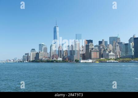 US, New York, Lower Manhattan City Skyline, dominiert vom Freiheitsturm. Stockfoto