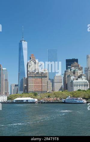 US, New York, Lower Manhattan City Skyline, dominiert vom Freiheitsturm. Stockfoto