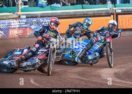 Wolverhampton, Großbritannien. 29. Mai 2023 Luke Becker (Rot) führt Jaimon Lidsey (Weiß) und Ryan Douglas (Blau) während des Sports Insurure Premiership-Spiels zwischen Wolverhampton Wolves und Belle Vue Aces im Monmore Green Stadium in Wolverhampton am Montag, dem 29. Mai 2023. (Foto: Ian Charles | MI News) Guthaben: MI News & Sport /Alamy Live News Stockfoto