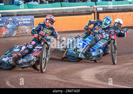 Wolverhampton, Großbritannien. 29. Mai 2023 Luke Becker (Rot) führt Jaimon Lidsey (Weiß) und Ryan Douglas (Blau) während des Sports Insurure Premiership-Spiels zwischen Wolverhampton Wolves und Belle Vue Aces im Monmore Green Stadium in Wolverhampton am Montag, dem 29. Mai 2023. (Foto: Ian Charles | MI News) Guthaben: MI News & Sport /Alamy Live News Stockfoto