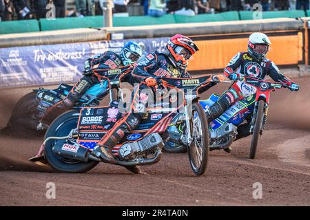 Wolverhampton, Großbritannien. 29. Mai 2023. Luke Becker (Rot) führt Jaimon Lidsey (Weiß) und Ryan Douglas (Blau) während des Sports Insurure Premiership-Spiels zwischen Wolverhampton Wolves und Belle Vue Aces im Monmore Green Stadium in Wolverhampton am Montag, dem 29. Mai 2023. (Foto: Ian Charles | MI News) Guthaben: MI News & Sport /Alamy Live News Stockfoto