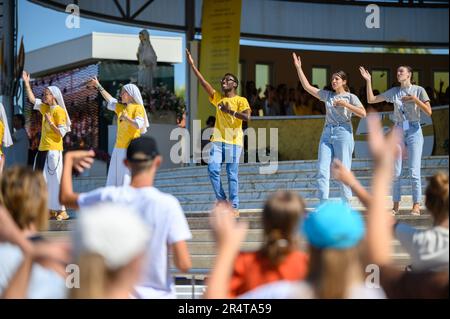 Junge Menschen tanzen zu christlichen Liedern während des Mladifests 2022 – dem Jugendfestival – in Medjugorje. Stockfoto