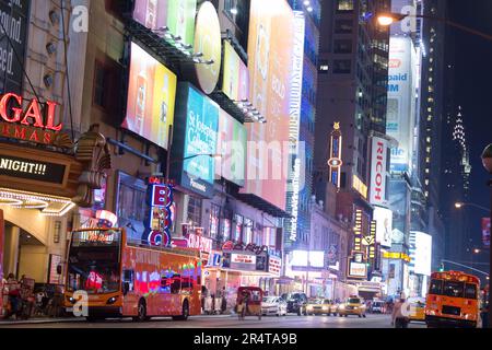 US, New York, 42. Straße bei Nacht mit Chrysler-Gebäude im Hintergrund. Stockfoto