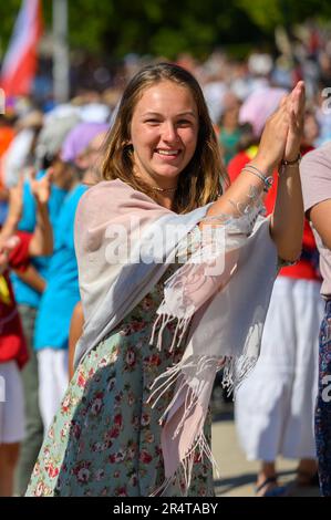 Junge Menschen tanzen zu christlichen Liedern während des Mladifests 2022 – dem Jugendfestival – in Medjugorje. Stockfoto