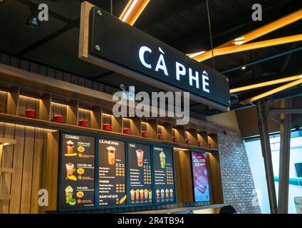 Ein Coffee Shop Menü, Danang, Vietnam. Vietnam ist der zweitgrößte Kaffeeproduzent der Welt, und es gab einen Boom in den Coffee Shops über die Grafen hinweg Stockfoto
